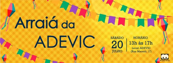 Em letras azuis escuro o texto "Arraiá da ADEVIC. Sábado, 20 de julho. Horário 13h às 17h. Local: ADEVIC (Rua Maceió, 17)". Ao fundo do texto, uma estampa xadrez amarela com bandeirinhas e balões coloridos.